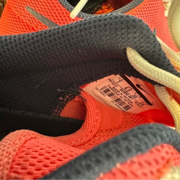 Nike Women's Nike Roshe One Sea Coral/Obsidian-White SZ 7 - Picture 4 of 6